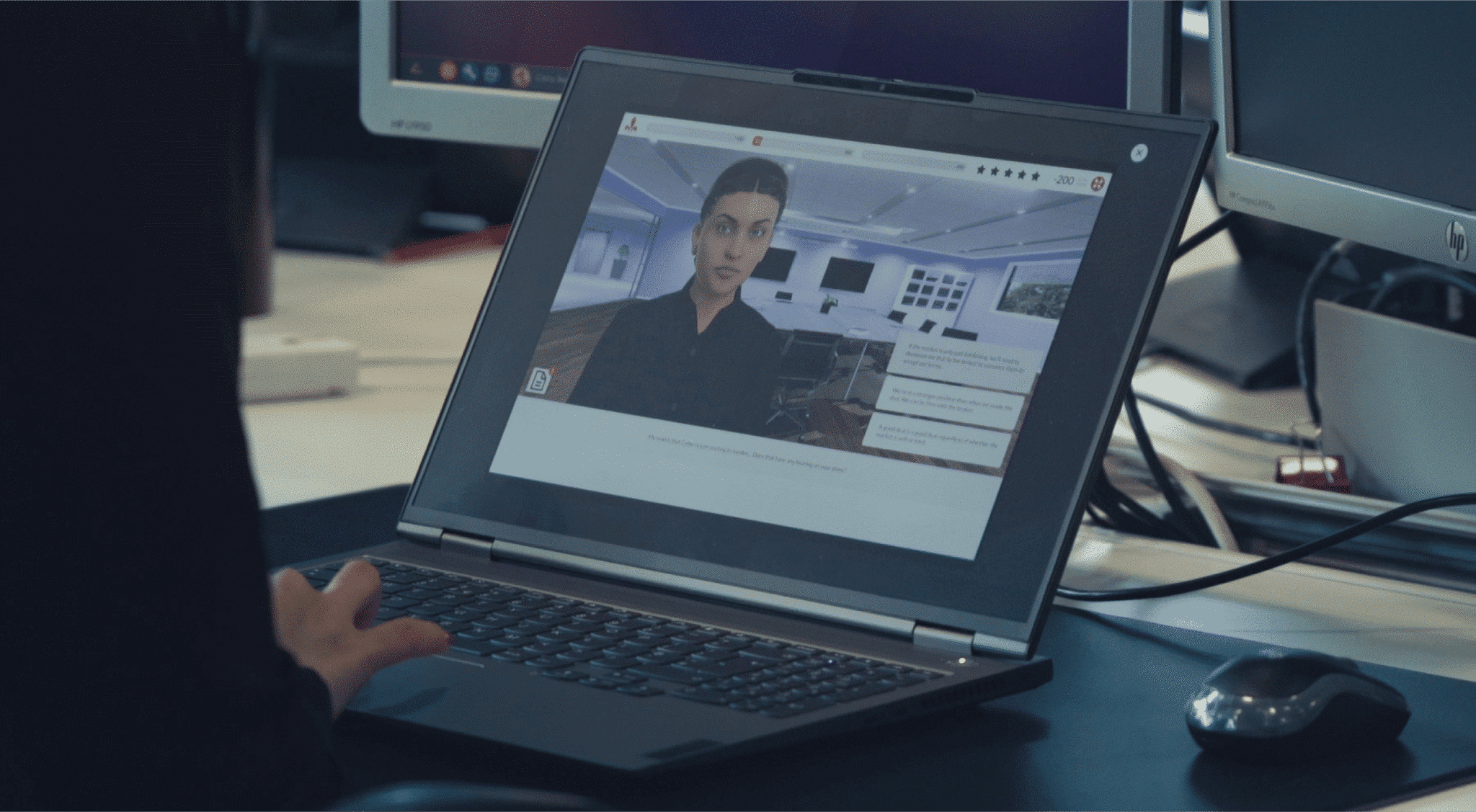 En dataskjerm viser en video av en karakter fra Attensi sin spillbaserte opplæring